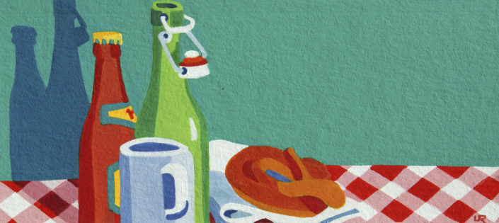 Bierflaschen, Trinkbecher und Brezel auf rot-weissem Tischtuch